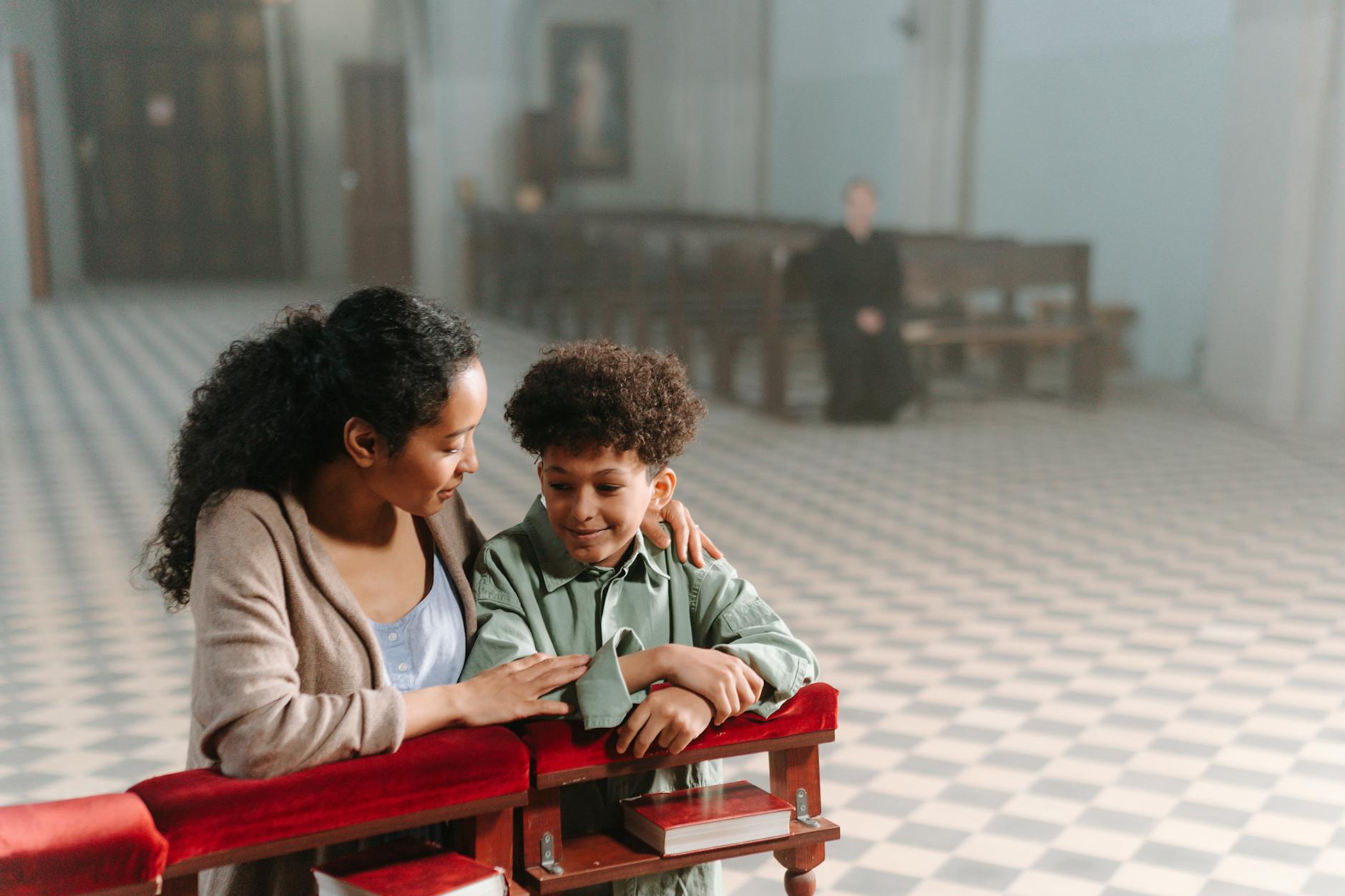 Kaip sukurti šeimos maldos kampeį namuose: praktinis vadovas šiuolaikinei katalikų šeimai